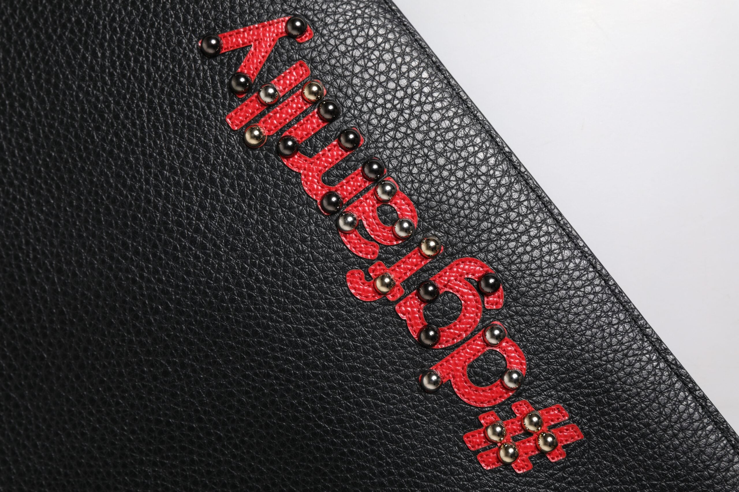 Schwarze #DGFamily verschönerte Leder Clutch Tasche