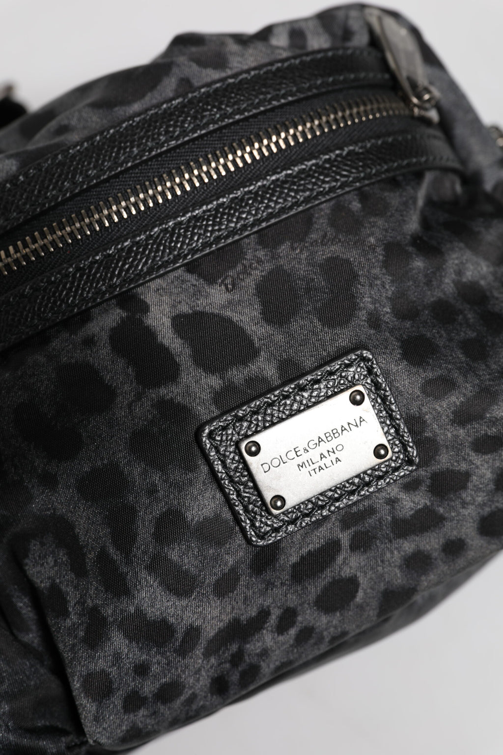 Schwarzer grauer Leopard DG Logo Gürtel Taille Gürteltasche