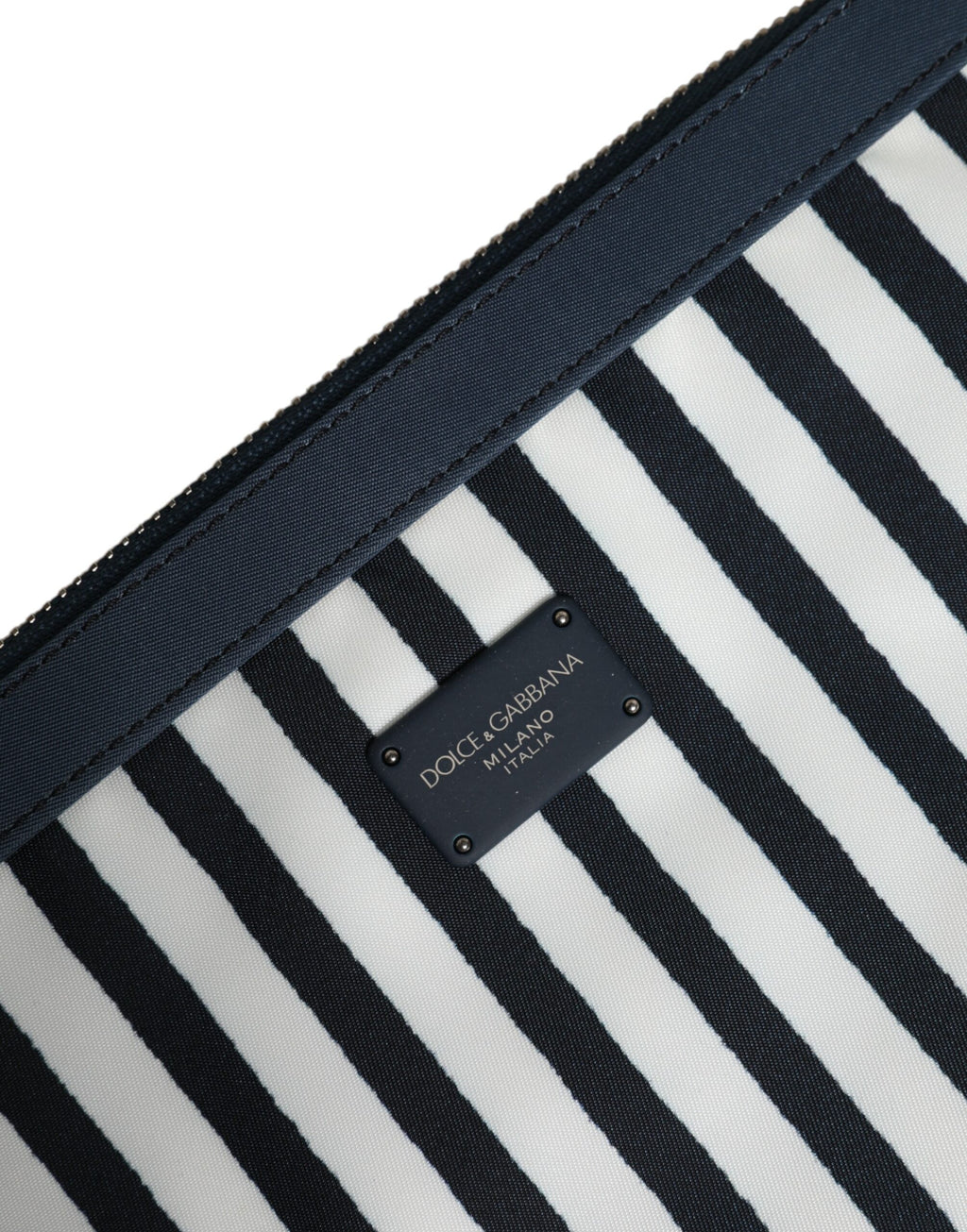 Schwarz-weiß gestreifte Logo-Plakette Clutch Pouch Bag