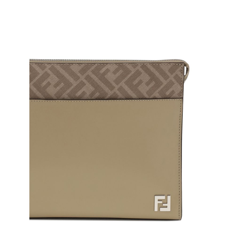 Beigefarbene Leder-Clutch