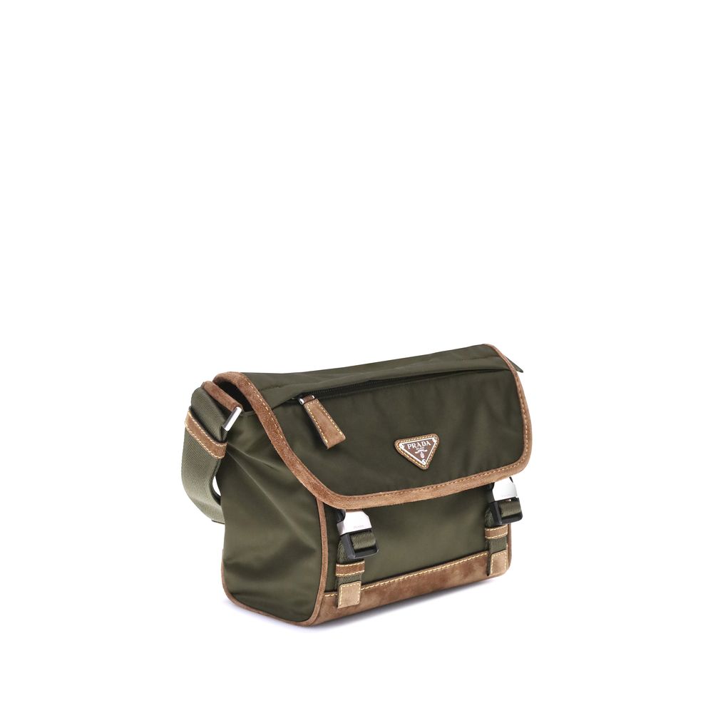 Schultertasche aus recyceltem Polyamid in Grün